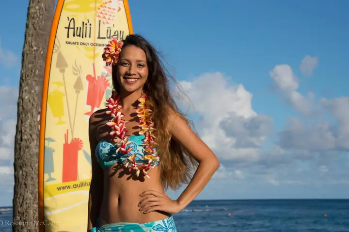Aulii-Luau-Employee-with-Surfboard