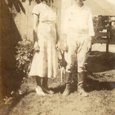 Great-Grandparents-in-front-of-toolshed-1940s